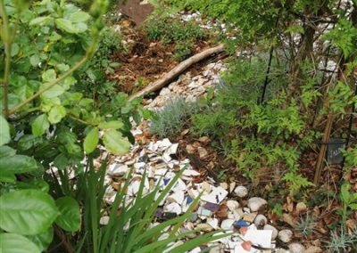 nouveau chemin en construction vaisselle cassée et coquilles d’huîtres